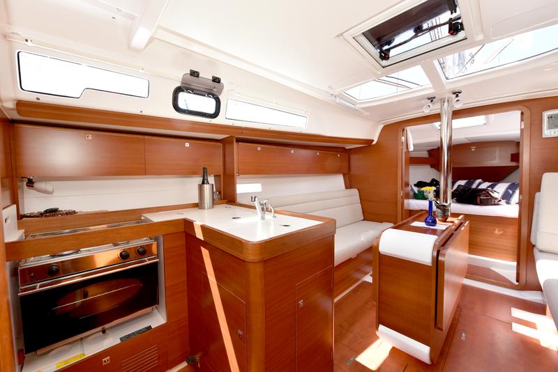 Book yachts online - sailboat - Dufour 350 GRANDLARGE - Miyabi - rent
