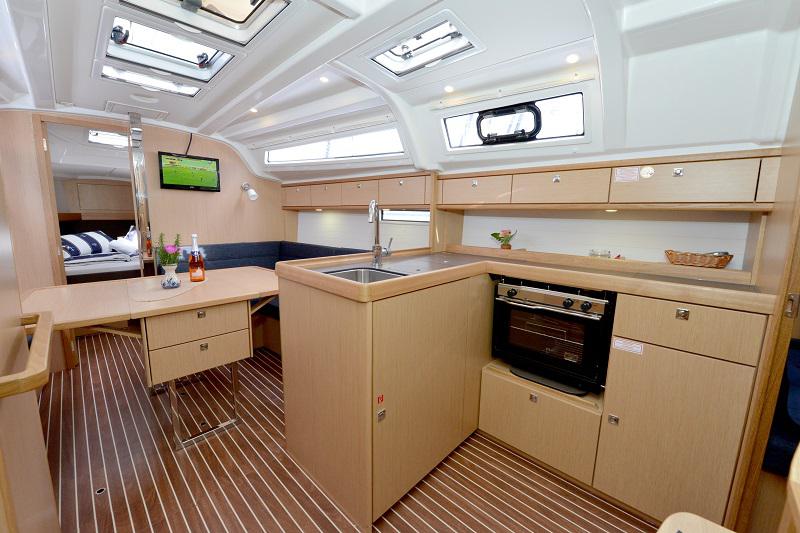 Book yachts online - sailboat - Bavaria Cruiser 37 - Prima - rent