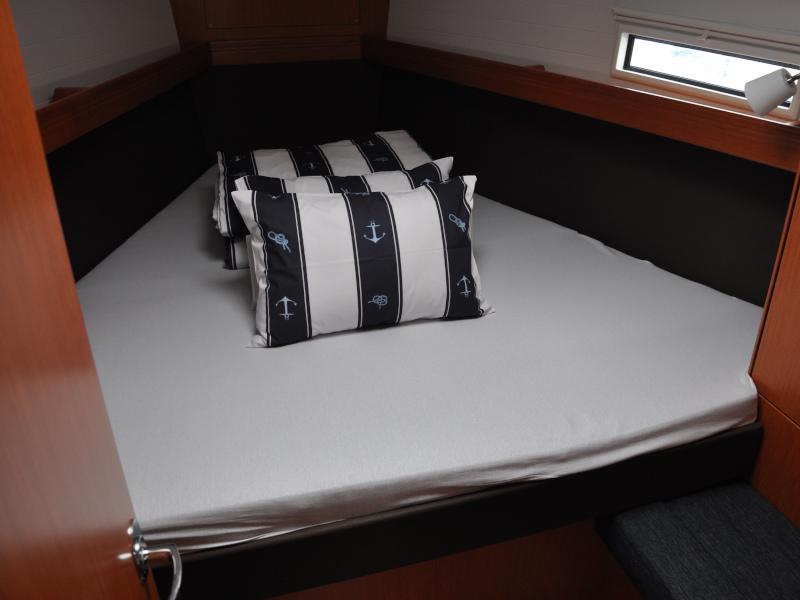 Book yachts online - sailboat - Bavaria Cruiser 37 - Polo - with bowthruster - rent