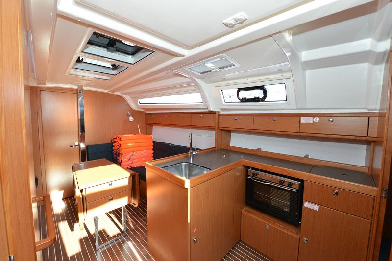 Book yachts online - sailboat - Bavaria Cruiser 37 - Eneja - rent