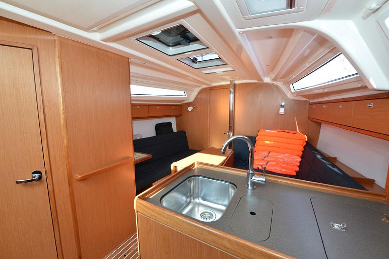 Book yachts online - sailboat - Bavaria Cruiser 37 - Eneja - rent