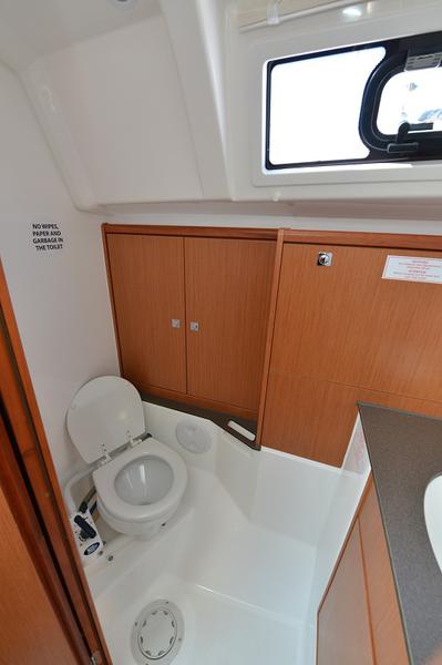 Book yachts online - sailboat - Bavaria Cruiser 37 - Eneja - rent