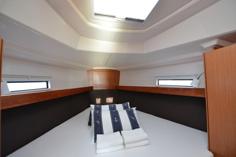 Book yachts online - sailboat - Bavaria Cruiser 37 - Eneja - rent