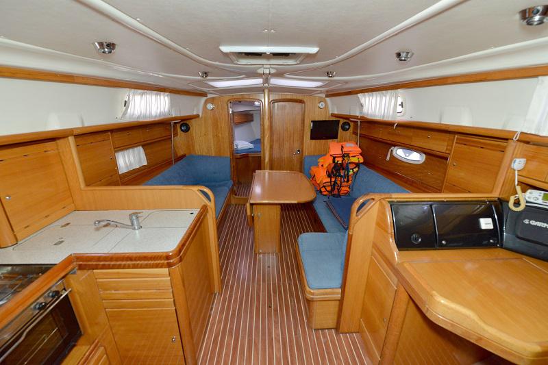 Book yachts online - sailboat - Bavaria 37 Cruiser - Bella - rent