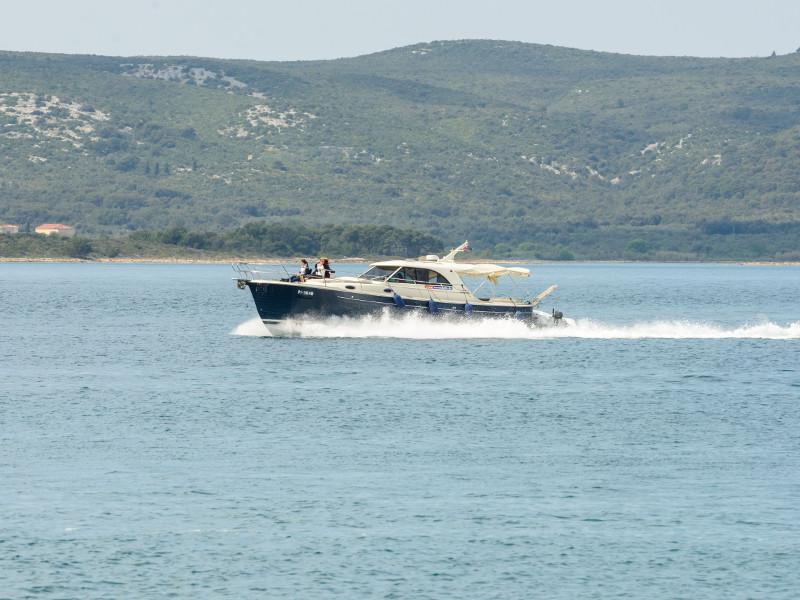 Book yachts online - motorboat - Adriana 44 - Stone Haven - rent
