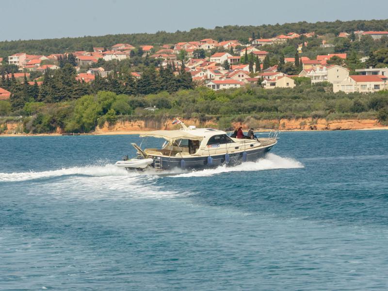 Book yachts online - motorboat - Adriana 44 - Stone Haven - rent