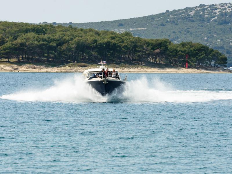 Book yachts online - motorboat - Adriana 44 - Stone Haven - rent