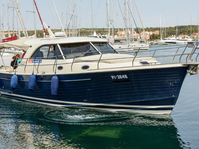 Book yachts online - motorboat - Adriana 44 - Stone Haven - rent