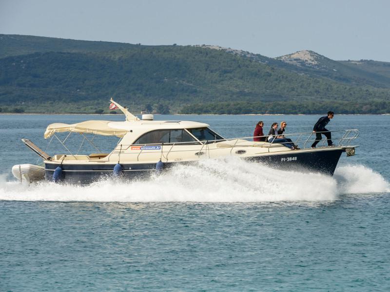 Book yachts online - motorboat - Adriana 44 - Stone Haven - rent