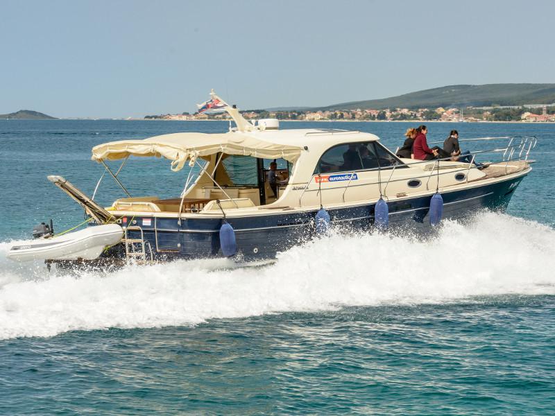 Book yachts online - motorboat - Adriana 44 - Stone Haven - rent