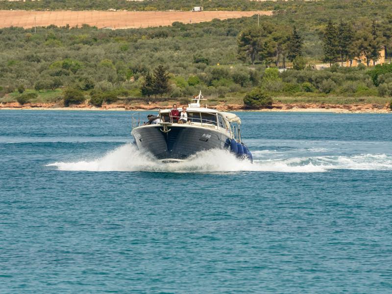 Book yachts online - motorboat - Adriana 44 - Stone Haven - rent