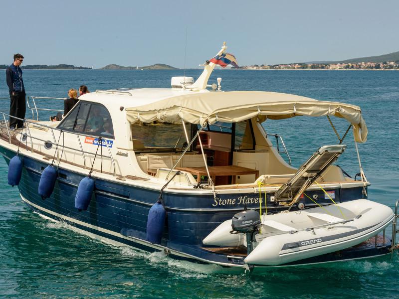 Book yachts online - motorboat - Adriana 44 - Stone Haven - rent