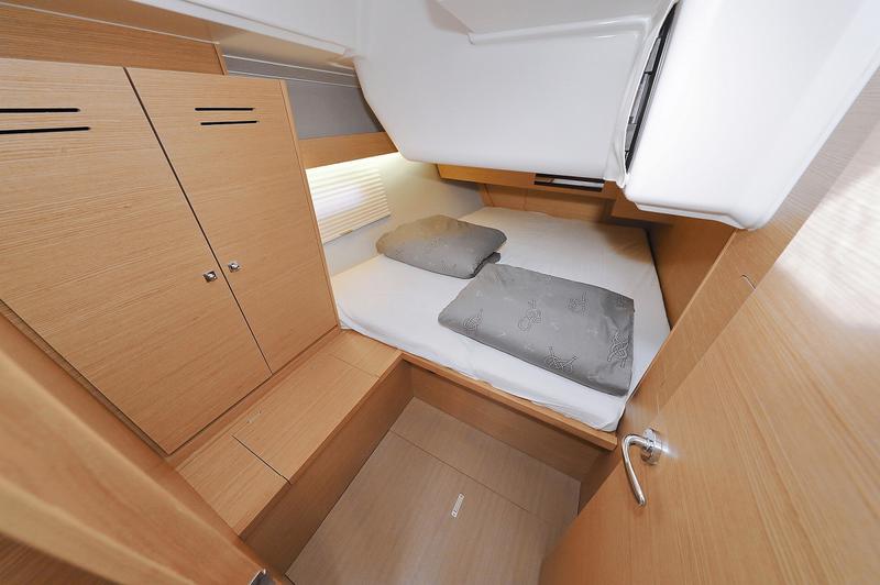 Book yachts online - sailboat - Dufour 430 Grand Large - Manora - rent