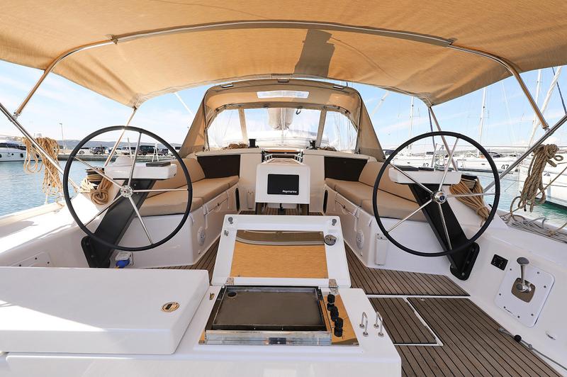 Book yachts online - sailboat - Dufour 430 Grand Large - Manora - rent