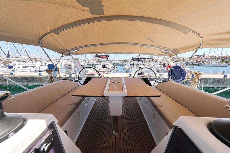 Book yachts online - sailboat - Dufour 430 Grand Large - Manora - rent