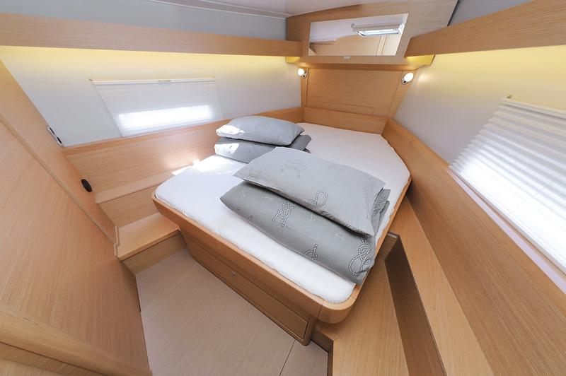 Book yachts online - sailboat - Dufour 430 Grand Large - Manora - rent