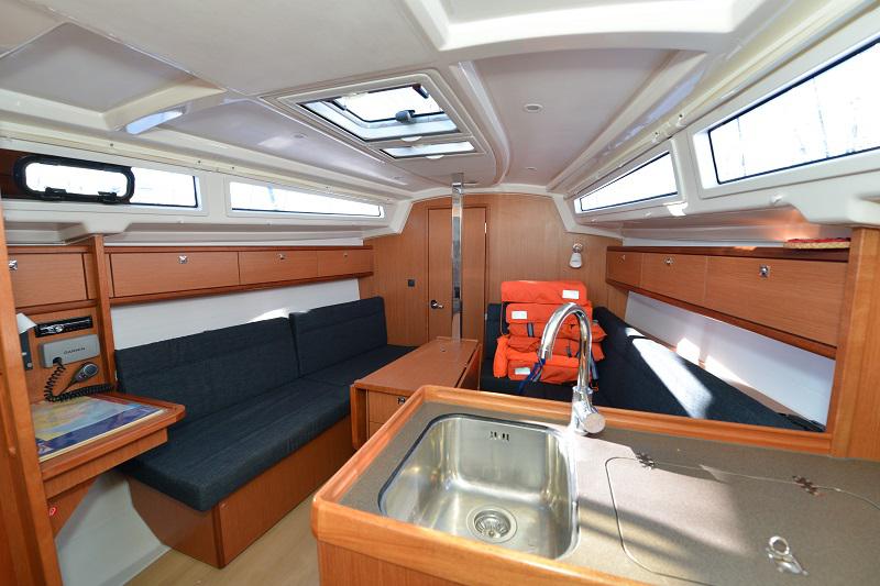 Book yachts online - sailboat - Bavaria Cruiser 33 - Karlo - rent