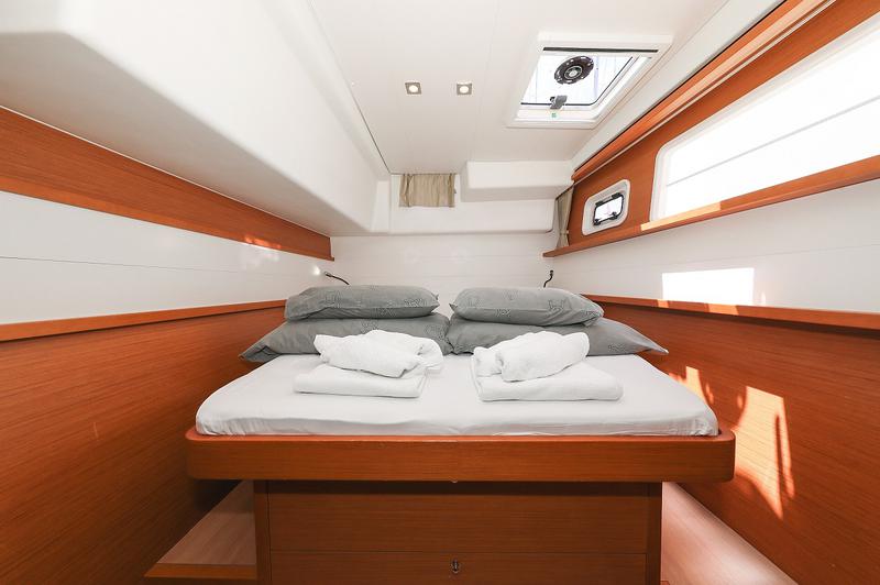 Book yachts online - catamaran - Lagoon 450 - Paula &amp; Hana - rent