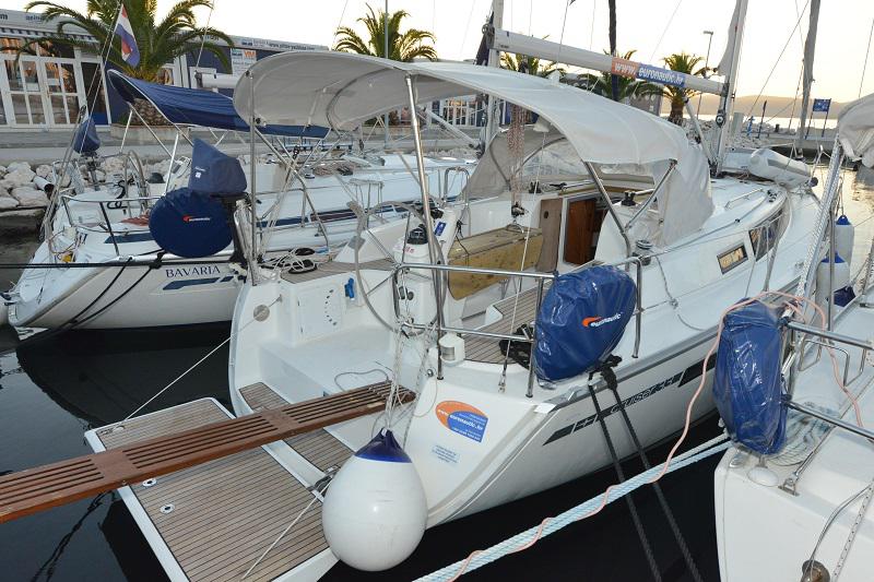Book yachts online - sailboat - Bavaria Cruiser 33 - Ami   - rent