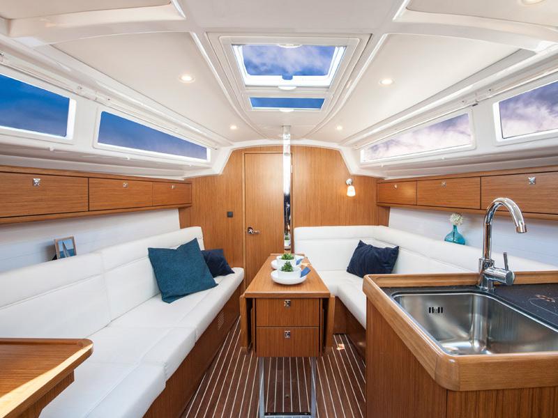 Book yachts online - sailboat - Bavaria Cruiser 33 - Ami   - rent