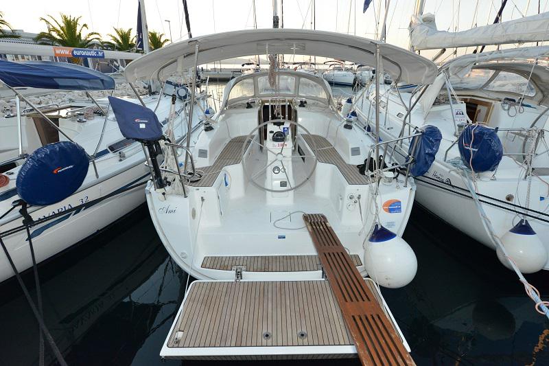 Book yachts online - sailboat - Bavaria Cruiser 33 - Ami   - rent