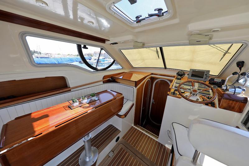 Book yachts online - motorboat - Vektor 950 - NIKO - rent