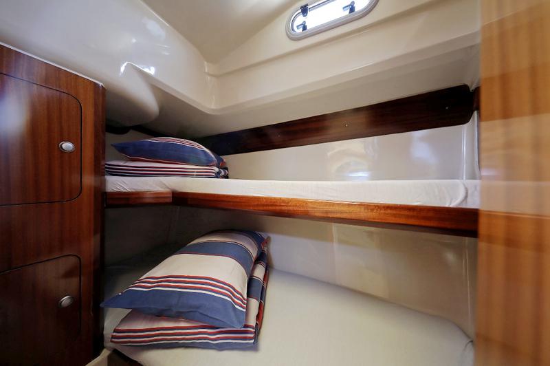 Book yachts online - motorboat - Vektor 950 - NIKO - rent