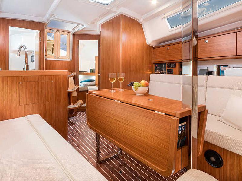 Book yachts online - sailboat - Bavaria Cruiser 34 - LADY ONE - rent