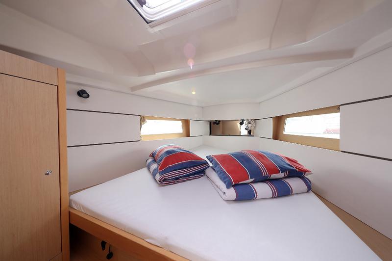 Book yachts online - sailboat - Oceanis 38 - ONE - rent
