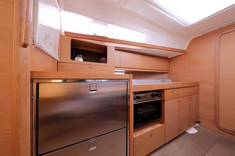 Book yachts online - sailboat - Dufour 382 Grand Large - PHONIX - rent