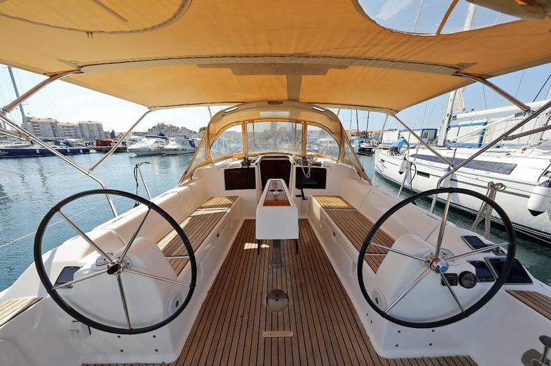 Book yachts online - sailboat - Dufour 382 Grand Large - PHONIX - rent