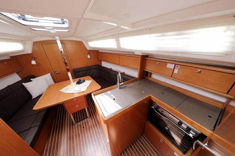 Book yachts online - sailboat - Bavaria Cruiser 34 - FEELING GOOD - rent