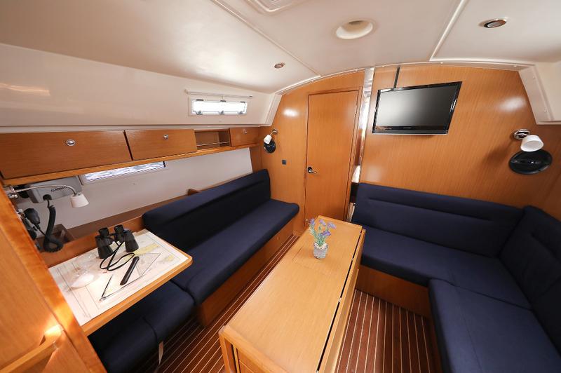 Book yachts online - sailboat - Bavaria Cruiser 36 - MIRA - rent