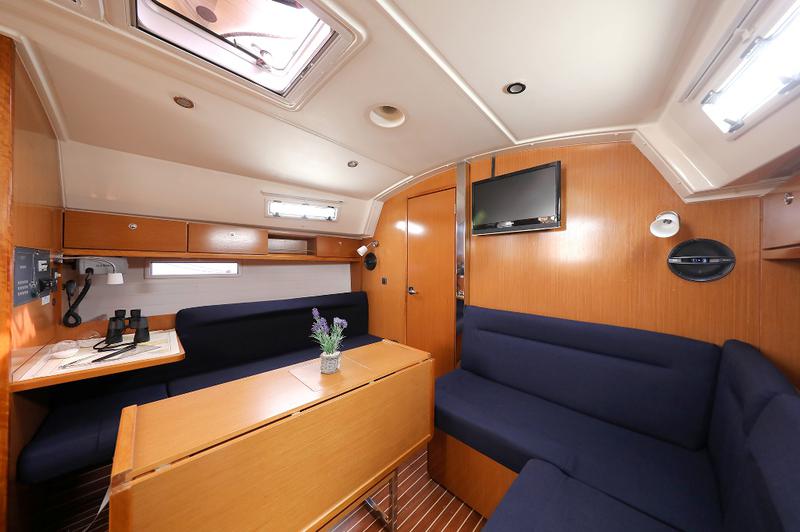 Book yachts online - sailboat - Bavaria Cruiser 36 - MIRA - rent