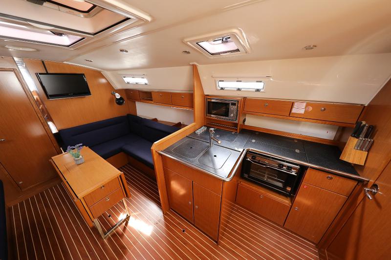 Book yachts online - sailboat - Bavaria Cruiser 36 - MIRA - rent