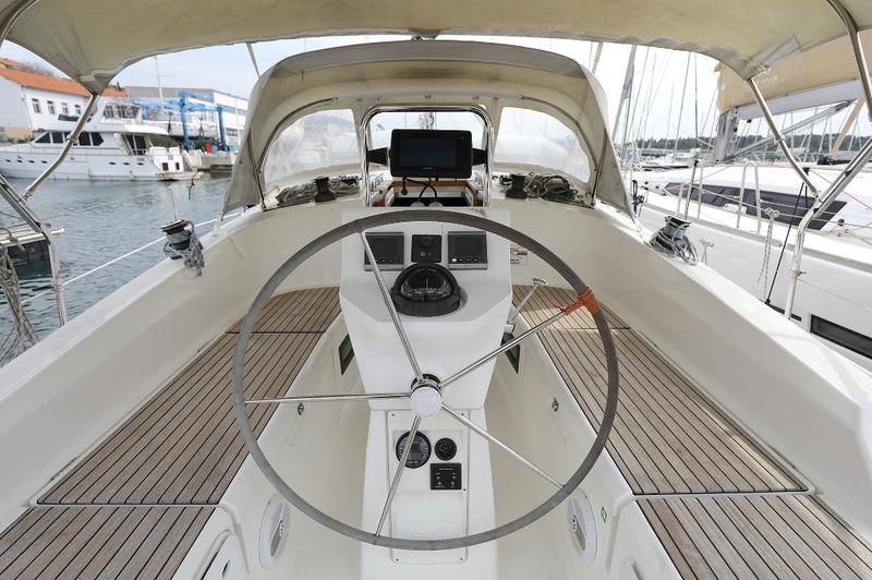 Book yachts online - sailboat - Bavaria Cruiser 36 - MIRA - rent