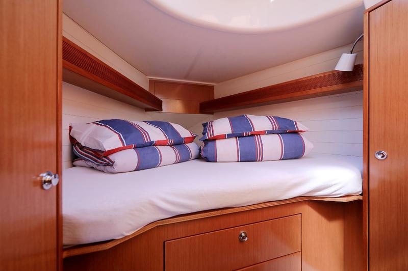 Book yachts online - sailboat - Bavaria 32 Cruiser - STAR CHIARA - rent