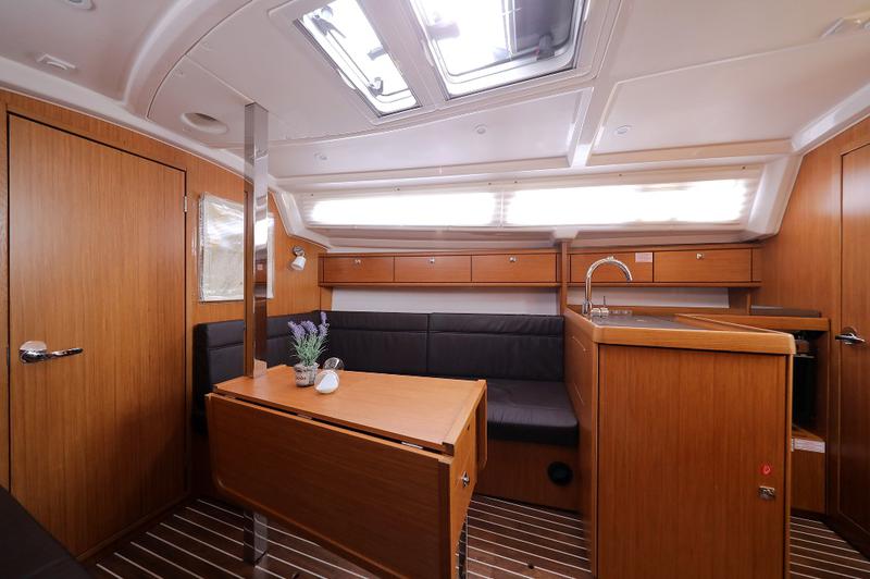 Book yachts online - sailboat - Bavaria Cruiser 33 - DOLCE VITA - rent