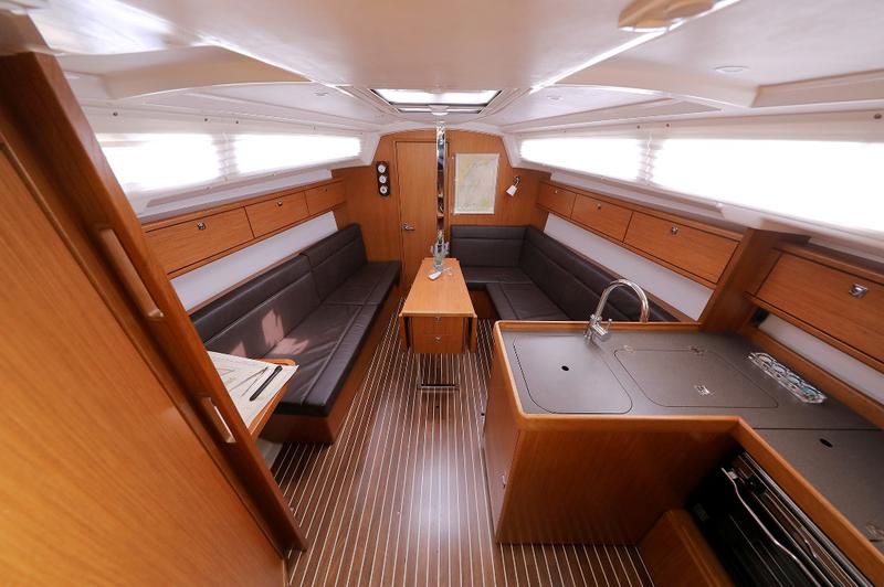 Book yachts online - sailboat - Bavaria Cruiser 33 - DOLCE VITA - rent