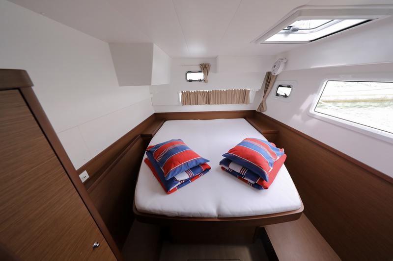 Book yachts online - catamaran - Lagoon 42 - SAPPHIRE - rent