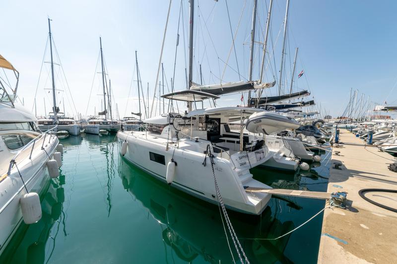 Book yachts online - catamaran - Lagoon 42 - SAPPHIRE - rent