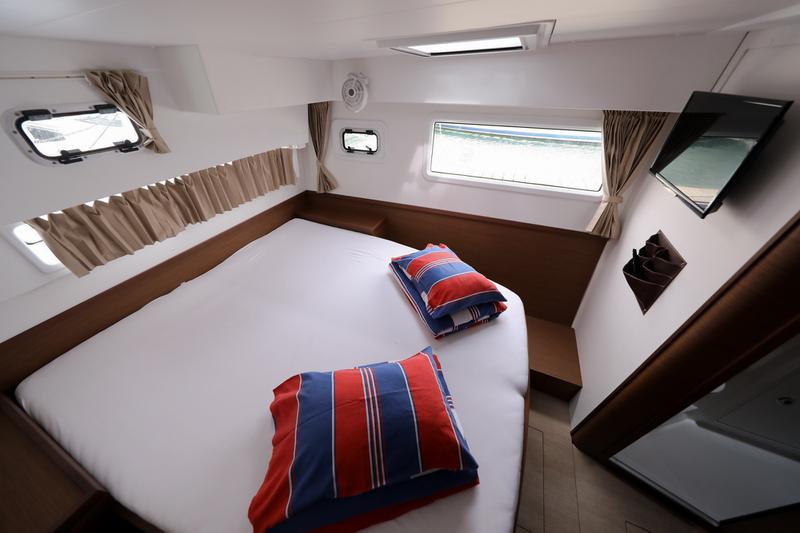 Book yachts online - catamaran - Lagoon 42 - SAPPHIRE - rent