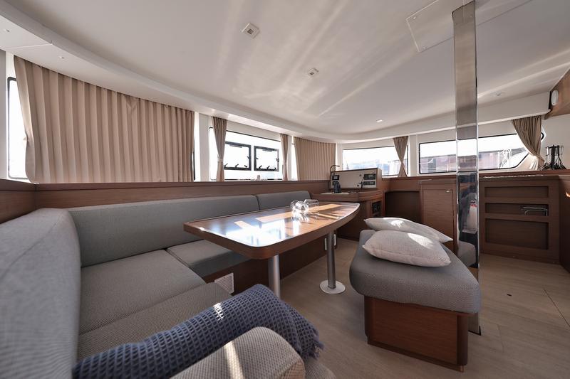 Book yachts online - catamaran - Lagoon 42 - EASY COURSE - rent