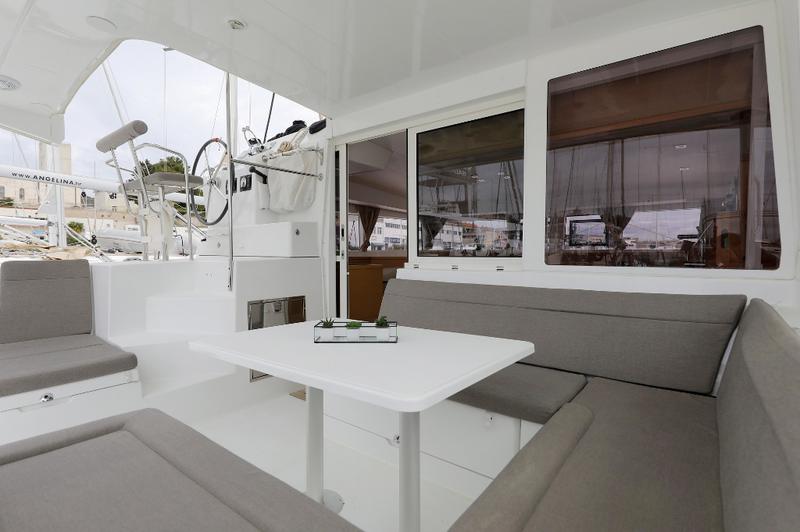 Book yachts online - catamaran - Lagoon 400 S2 - KINGA V - rent