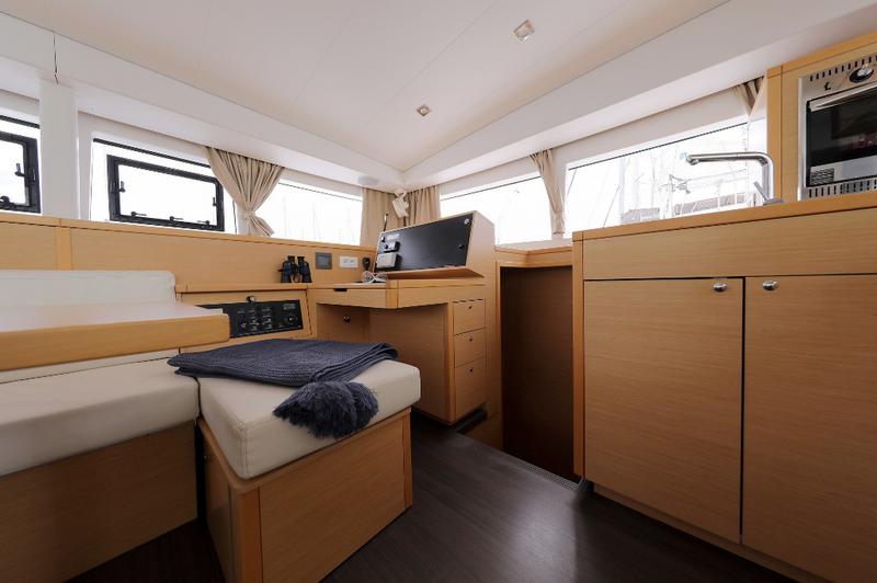 Book yachts online - catamaran - Lagoon 400 S2 - KINGA V - rent