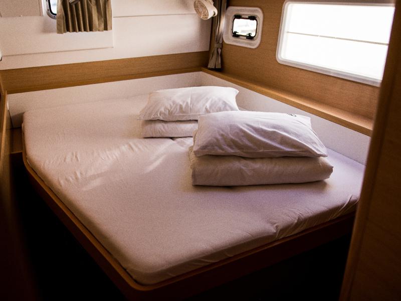 Book yachts online - catamaran - Lagoon 400 S2 - KINGA V - rent