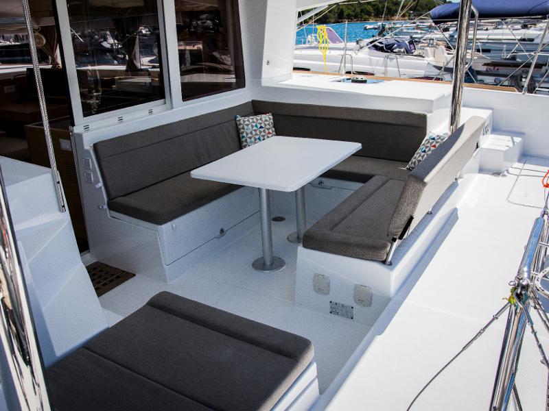 Book yachts online - catamaran - Lagoon 400 S2 - KINGA V - rent