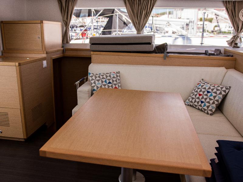Book yachts online - catamaran - Lagoon 400 S2 - KINGA V - rent
