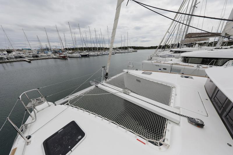 Book yachts online - catamaran - Lagoon 400 S2 - KINGA V - rent