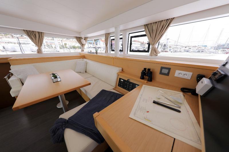 Book yachts online - catamaran - Lagoon 400 S2 - KINGA V - rent